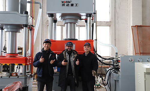 外国客户来厂考察树脂井盖成型液压机-315吨四柱油压机